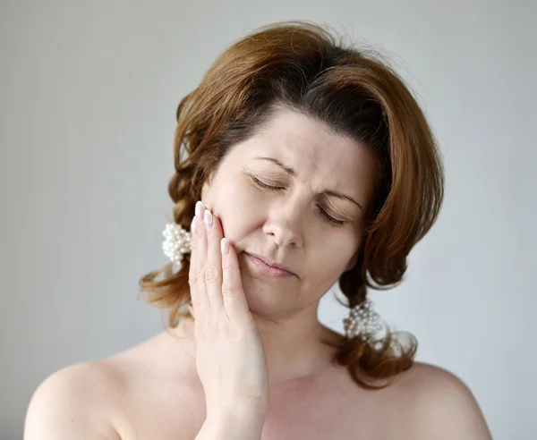 Genç kadın acı içinde diş ağrısı geçiriyor — Stok fotoğraf