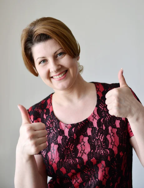 Retrato de mujer mostrando gesto de que todo está bien — Foto de Stock