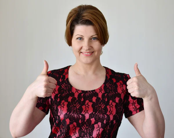 Retrato de mujer mostrando gesto de que todo está bien — Foto de Stock