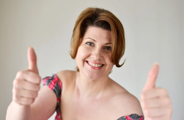 Portrait of woman showing gesture that everything is fine — Stock Photo, Image