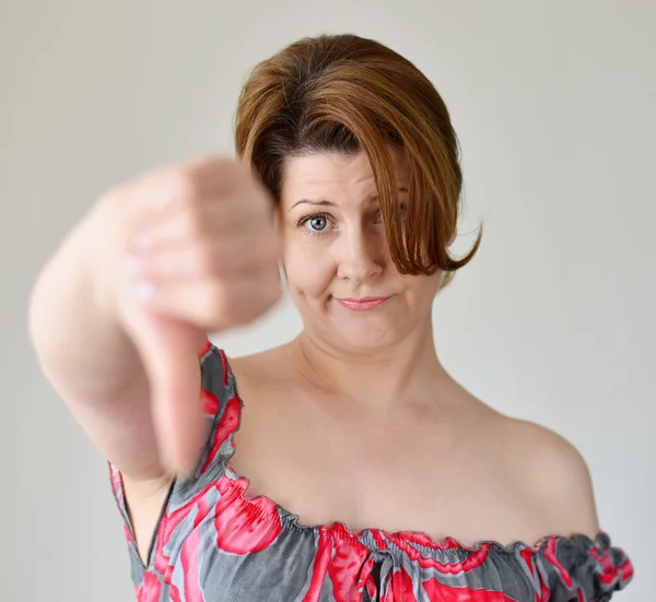 Rozzlobený mladá žena ukazuje palec dolů — Stock fotografie