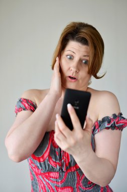 şok genç kadın kısa mesaj okuma