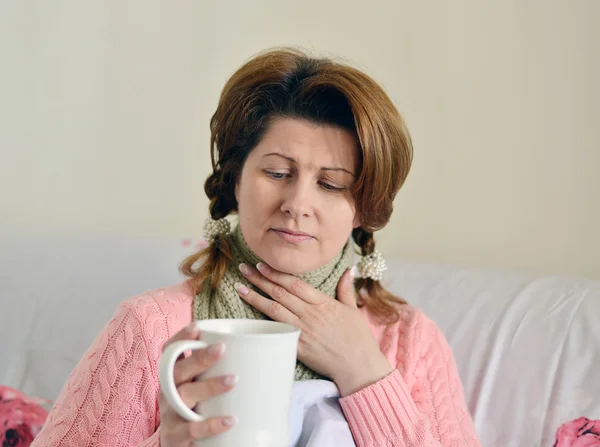 Wanita dengan gejala flu memegang cangkir di tangan — Stok Foto