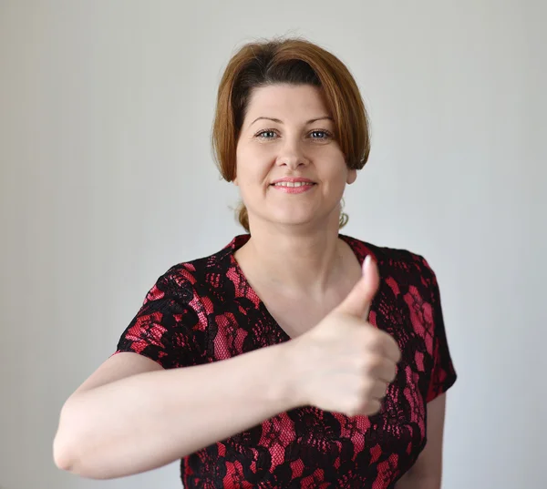 Portrait of woman showing gesture that everything is fine — Stock Photo, Image