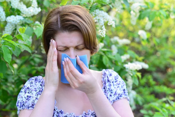 Felnőtt női allergiás rhinitis, a bird cherry blossoms — Stock Fotó