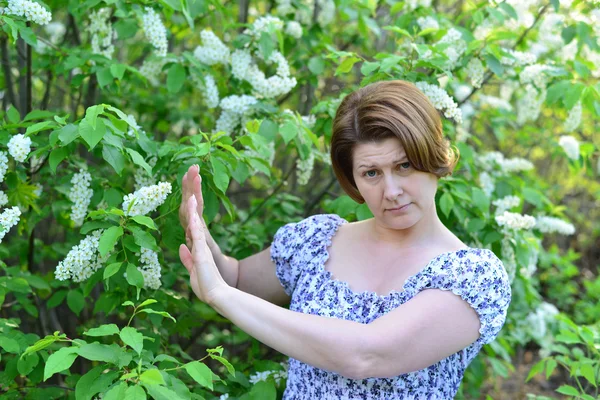 Ενήλικη γυναίκα με αλλεργικές παθήσεις αφαιρεθεί από άγρια άνθη κερασιάς — Φωτογραφία Αρχείου