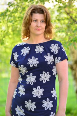 Yaz aylarında niteliğine düşünceli zarif kadın