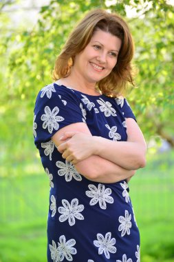 Yaz aylarında niteliğine düşünceli zarif kadın