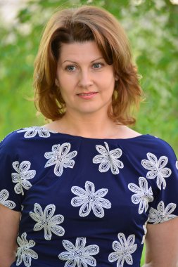 Yaz aylarında niteliğine düşünceli zarif kadın