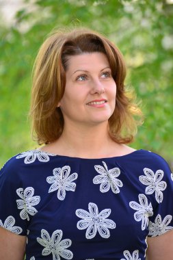 Yaz aylarında niteliğine düşünceli zarif kadın