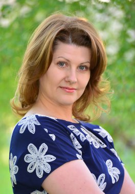 Yaz aylarında niteliğine düşünceli zarif kadın