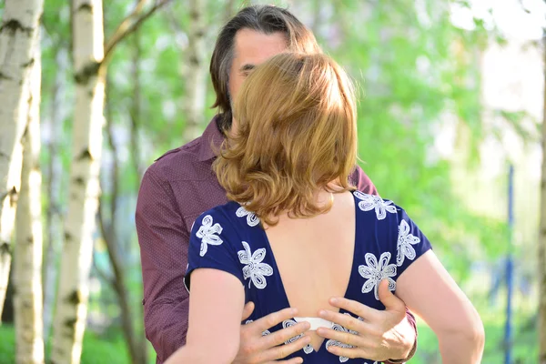 Man and woman hugging in the park — Stock Photo, Image