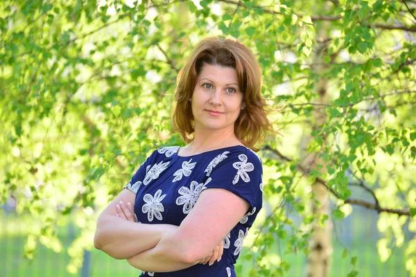 Chère femme élégante sur la nature en été — Photo