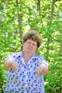 Olgun kadın onu başparmak aşağı gösterilen