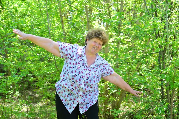 Mulher madura fazendo exercícios na natureza — Fotografia de Stock
