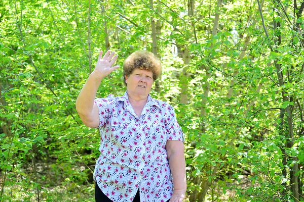 Portret kobiety starsze z podniesiona ręka — Zdjęcie stockowe