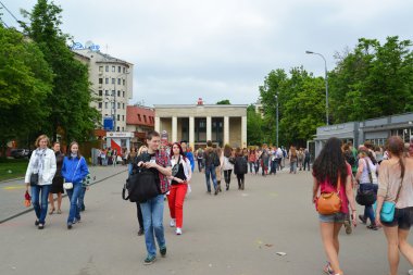 Moskova, Rusya - 23 Mayıs 2015: Renkler Luzhniki Stadı bayram Festival. Bu fest kökleri nerede ismi Holi Festivali Hindistan'da vardır. Şimdi Rus halkına çok kutlamak.