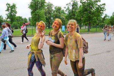 Moskova, Rusya - 23 Mayıs 2015: Renkler Luzhniki Stadı bayram Festival. Bu fest kökleri nerede ismi Holi Festivali Hindistan'da vardır. Şimdi Rus halkına çok kutlamak.