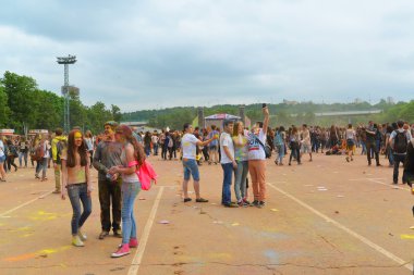 Moskova, Rusya - 23 Mayıs 2015: Renkler Luzhniki Stadı bayram Festival. Bu fest kökleri nerede ismi Holi Festivali Hindistan'da vardır. Şimdi Rus halkına çok kutlamak.