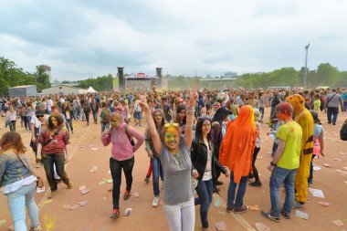 Moskova, Rusya - 23 Mayıs 2015: Renkler Luzhniki Stadı bayram Festival. Bu fest kökleri nerede ismi Holi Festivali Hindistan'da vardır. Şimdi Rus halkına çok kutlamak.