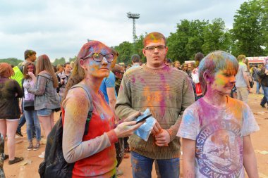 Moskova, Rusya - 23 Mayıs 2015: Renkler Luzhniki Stadı bayram Festival. Bu fest kökleri nerede ismi Holi Festivali Hindistan'da vardır. Şimdi Rus halkına çok kutlamak.