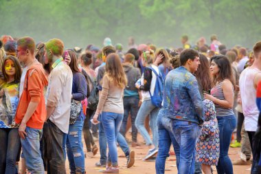 Moskova, Rusya - 23 Mayıs 2015: Renkler Luzhniki Stadı bayram Festival. Bu fest kökleri nerede ismi Holi Festivali Hindistan'da vardır. Şimdi Rus halkına çok kutlamak.