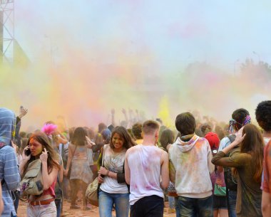 Moskova, Rusya - 23 Mayıs 2015: Renkler Luzhniki Stadı bayram Festival. Bu fest kökleri nerede ismi Holi Festivali Hindistan'da vardır. Şimdi Rus halkına çok kutlamak.