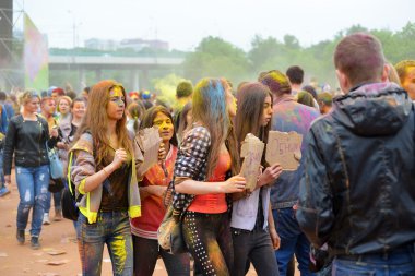 Moskova, Rusya - 23 Mayıs 2015: Renkler Luzhniki Stadı bayram Festival. Bu fest kökleri nerede ismi Holi Festivali Hindistan'da vardır. Şimdi Rus halkına çok kutlamak.