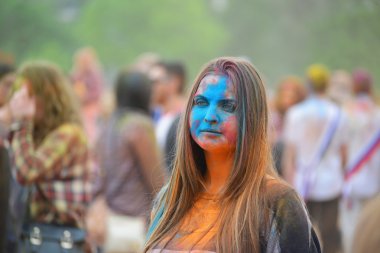 Moskova, Rusya - 23 Mayıs 2015: Renkler Luzhniki Stadı bayram Festival. Bu fest kökleri nerede ismi Holi Festivali Hindistan'da vardır. Şimdi Rus halkına çok kutlamak.
