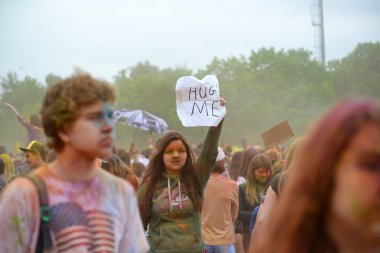 Moskova, Rusya - 23 Mayıs 2015: Renkler Luzhniki Stadı bayram Festival. Bu fest kökleri nerede ismi Holi Festivali Hindistan'da vardır. Şimdi Rus halkına çok kutlamak.