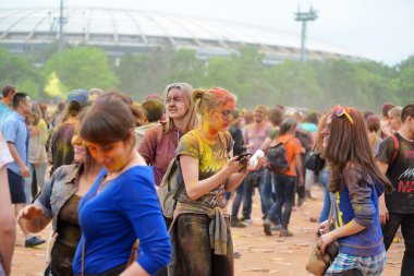 Moskova, Rusya - 23 Mayıs 2015: Renkler Luzhniki Stadı bayram Festival. Bu fest kökleri nerede ismi Holi Festivali Hindistan'da vardır. Şimdi Rus halkına çok kutlamak.