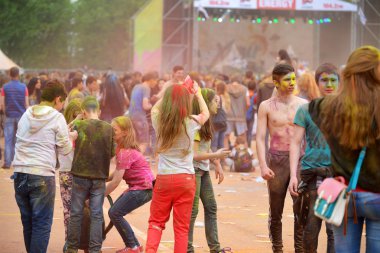 Moskova, Rusya - 23 Mayıs 2015: Renkler Luzhniki Stadı bayram Festival. Bu fest kökleri nerede ismi Holi Festivali Hindistan'da vardır. Şimdi Rus halkına çok kutlamak.