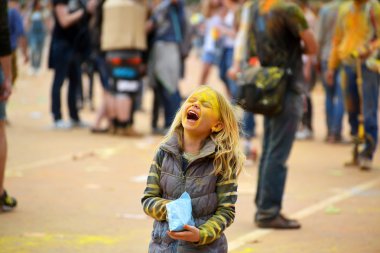 Moskova, Rusya - 23 Mayıs 2015: Renkler Luzhniki Stadı bayram Festival. Bu fest kökleri nerede ismi Holi Festivali Hindistan'da vardır. Şimdi Rus halkına çok kutlamak.