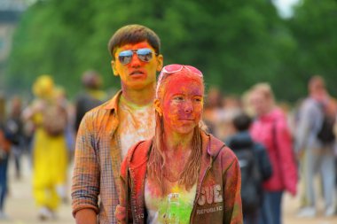 Moskova, Rusya - 23 Mayıs 2015: Renkler Luzhniki Stadı bayram Festival. Bu fest kökleri nerede ismi Holi Festivali Hindistan'da vardır. Şimdi Rus halkına çok kutlamak.