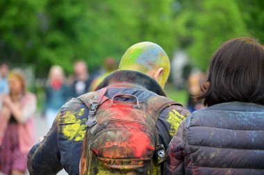 Moskova, Rusya - 23 Mayıs 2015: Renkler Luzhniki Stadı bayram Festival. Bu fest kökleri nerede ismi Holi Festivali Hindistan'da vardır. Şimdi Rus halkına çok kutlamak.