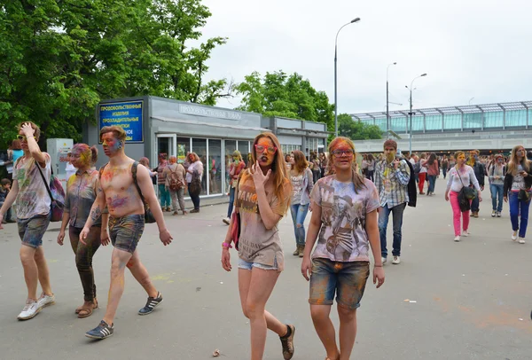 Moskva, Rusko - 23 května 2015: Festival barev Holi v stadionu Lužniki. Kořeny tohoto Fest je v Indii, kde se tomu říká Holi Fest. Nyní ruský lid slaví příliš. — Stock fotografie
