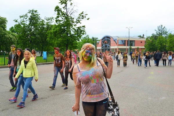 Moscow, Federacja Rosyjska - 23 maja 2015: Festiwal kolorów Holi w Stadion Łużniki. Korzenie to Fest są w Indiach, gdzie nazywana Holi Fest. Teraz rosyjski ludzie obchodzą go zbyt. — Zdjęcie stockowe