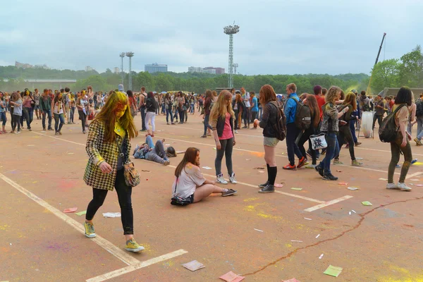 Moskva, Rusko - 23 května 2015: Festival barev Holi v stadionu Lužniki. Kořeny tohoto Fest je v Indii, kde se tomu říká Holi Fest. Nyní ruský lid slaví příliš. — Stock fotografie