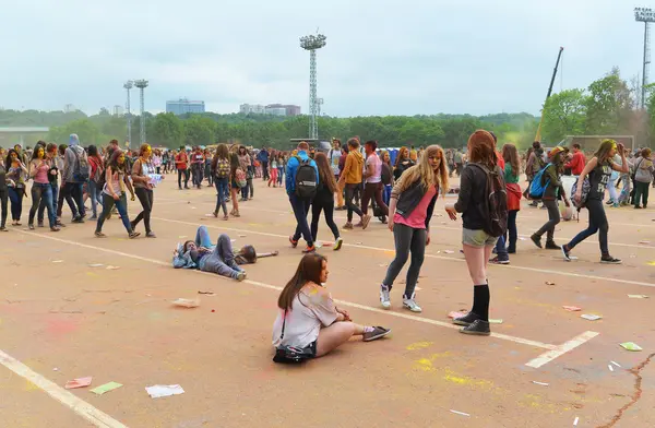 MOSCOW, RUSSIA - MAY 23, 2015: Festival of colors Holi in the Luzhniki Stadium. Roots of this fest are in India, where it called Holi Fest. Now russian people celebrate it too. — Stock Photo, Image