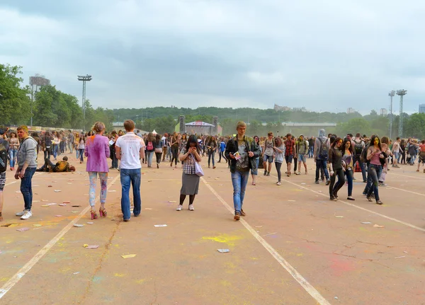 MOSCOW, RUSSIA - MAY 23, 2015: Festival of colors Holi in the Luzhniki Stadium. Roots of this fest are in India, where it called Holi Fest. Now russian people celebrate it too. — Stock Photo, Image