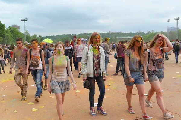 Moskva, Rusko - 23 května 2015: Festival barev Holi v stadionu Lužniki. Kořeny tohoto Fest je v Indii, kde se tomu říká Holi Fest. Nyní ruský lid slaví příliš. — Stock fotografie