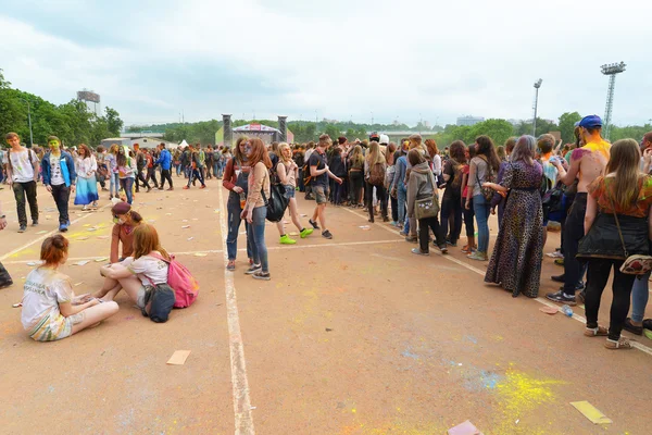 Moskva, Rusko - 23 května 2015: Festival barev Holi v stadionu Lužniki. Kořeny tohoto Fest je v Indii, kde se tomu říká Holi Fest. Nyní ruský lid slaví příliš. — Stock fotografie