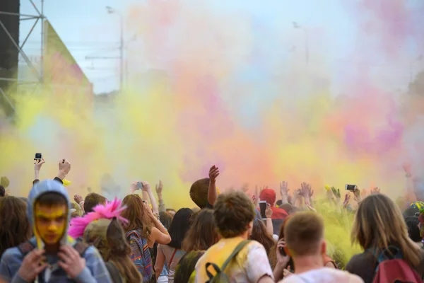 Moskau, Russland - 23. Mai 2015: Fest der Farben holi im Luschniki-Stadion. Die Wurzeln dieses Festes liegen in Indien, wo es Holi-Fest genannt wurde. Jetzt feiern es auch die Russen. — Stockfoto