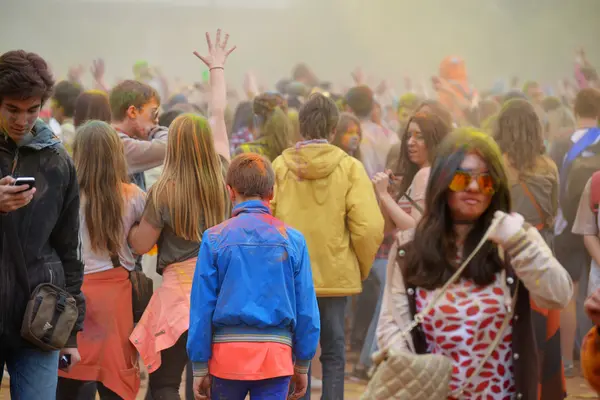 Moskova, Rusya - 23 Mayıs 2015: Renkler Luzhniki Stadı bayram Festival. Bu fest kökleri nerede ismi Holi Festivali Hindistan'da vardır. Şimdi Rus halkına çok kutlamak. — Stok fotoğraf