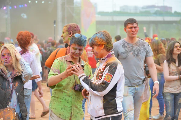 MOSCA, RUSSIA - 23 MAGGIO 2015: Festival dei colori Holi nello stadio Luzhniki. Le radici di questa festa sono in India, dove si chiamava Holi Fest. Ora anche i russi lo celebrano. . — Foto Stock