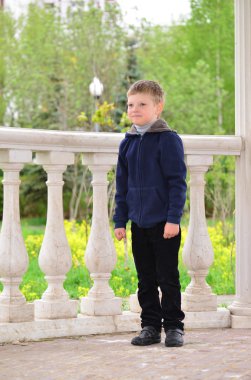 altı yaşında bir çocuk bir yürüyüş