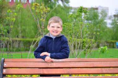 altı yaşında bir çocuk bir yürüyüş