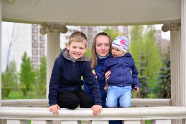 Çardak bir yolda iki çocuk anne