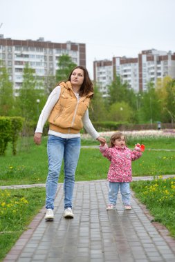 Anne ve kızı yol boyunca yürüyüş