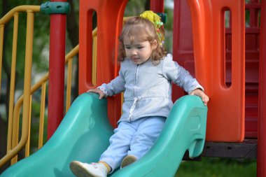 Oyun parkında oynayan iki küçük kız